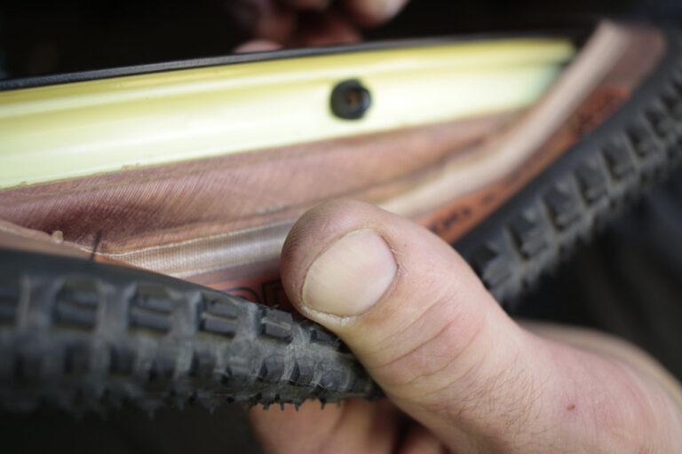¿Por qué tu tubeless pierde aire? Causas, soluciones y consejos